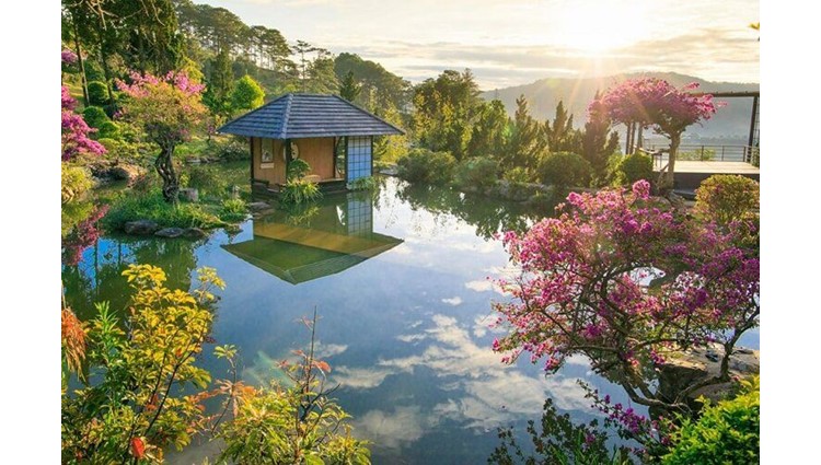 Đẹp "điêu đứng" trước NGÔI NHÀ NỔI GIỮA MẶT NƯỚC mới toe ở Đà Lạt